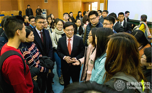 1511922758444012400.jpg 图6 讲座后王瑞杰先生与员工热情交流_meitu_3.jpg