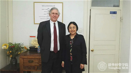 钱小军教授和加拿大维多利亚商公司经理合影 logo.jpg