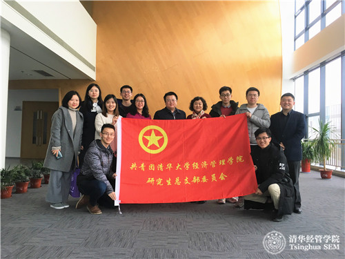 与员工和团区委领导合影.jpg