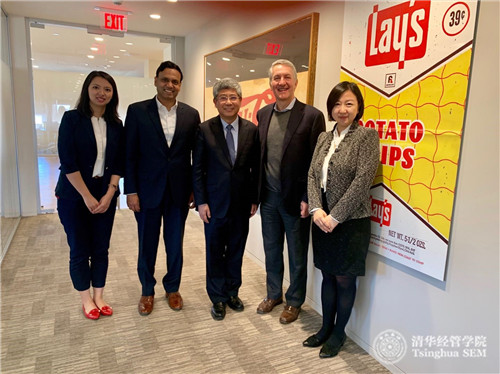 与公司顾问委员会委员、百事公司董事长兼首席执行官龙嘉德（Ramon Laguarta）、百事公司大中华区总裁Ram Krishnan合影_副本.jpg