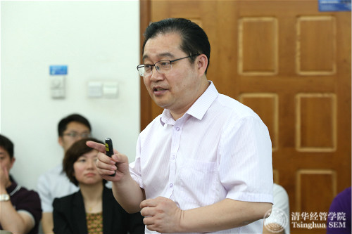 大会主席、清华经管学经理江学者特聘教授陈国权在论坛作主题报告_meitu_1.jpg
