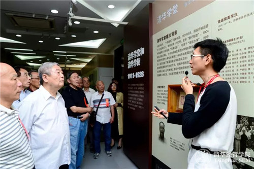 员工们参观校史馆.jpg