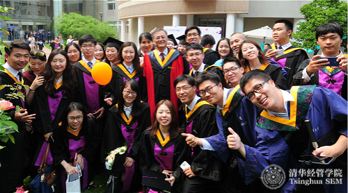 2 钱颖一经理在毕业招待会与毕业生合影留念logo.jpg