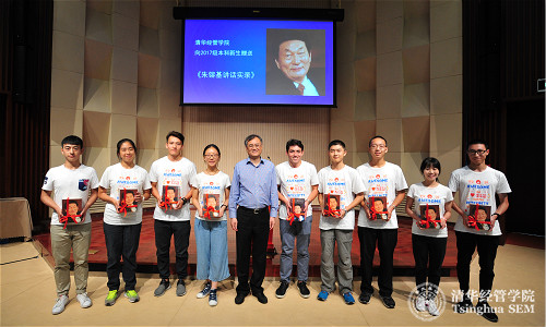 1503990061695069540.jpg 赠书合影_meitu_8.jpg