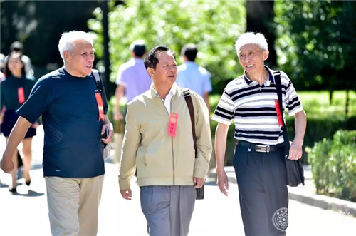 老员工们清华园中忆往昔岁月.jpg