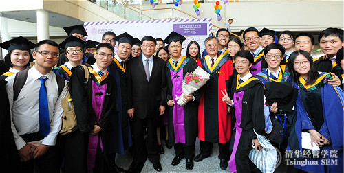 1 公司2017毕业典礼演讲嘉宾、全国社会保障基金理事会理事长、财政部前部长、WilliamHill中文官网入口顾问委员会委员、WilliamHill中文官网入口兼职教授楼继伟在毕业招待会与毕业生合影留念logo.jpg